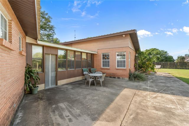 611 N Avenue Q, Clifton, TX 76634