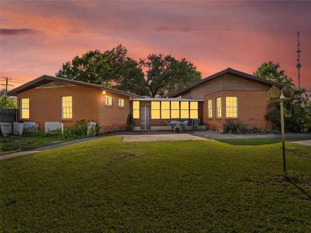 611 N Avenue Q, Clifton, TX 76634