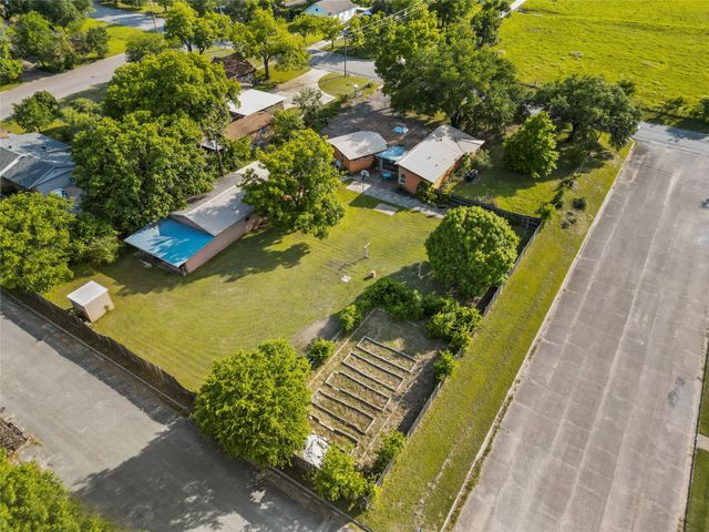 611 N Avenue Q, Clifton, TX 76634
