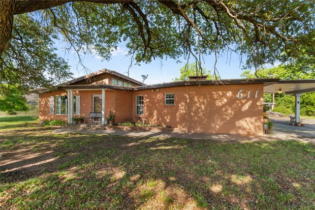 611 N Avenue Q, Clifton, TX 76634