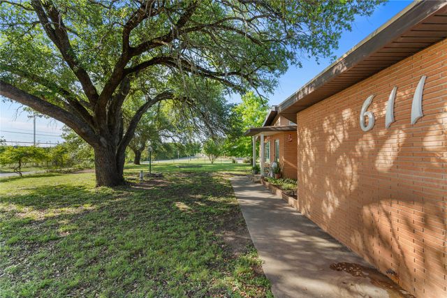 611 N Avenue Q, Clifton, TX 76634