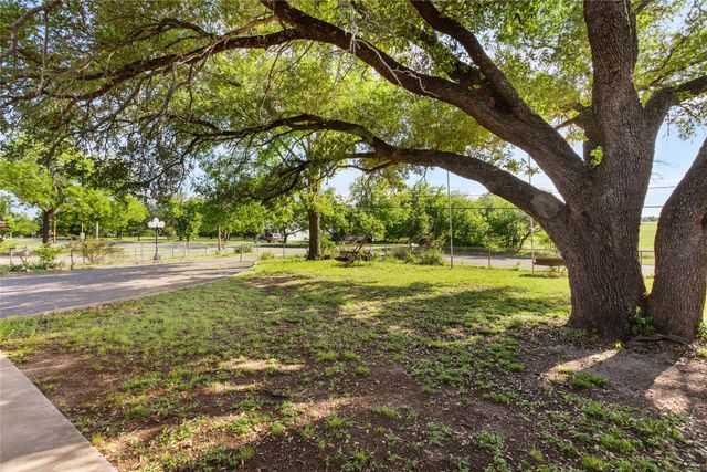611 N Avenue Q, Clifton, TX 76634
