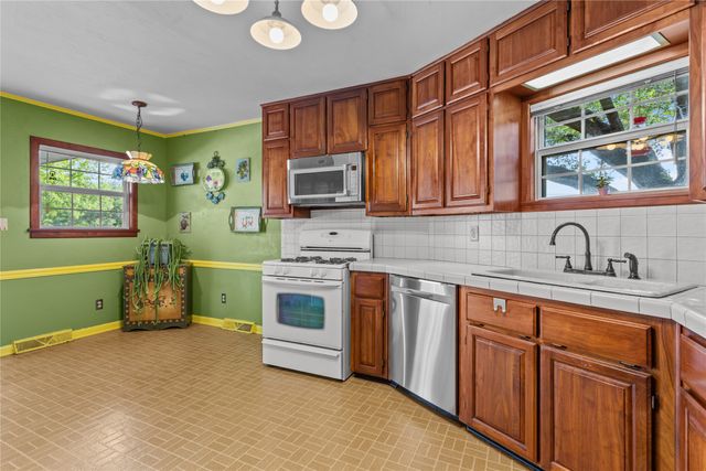 611 N Avenue Q, Clifton, TX 76634