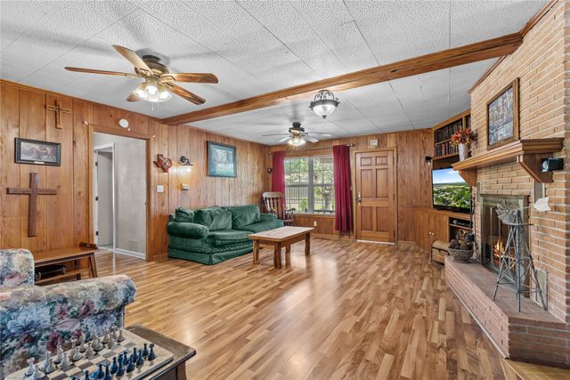 611 N Avenue Q, Clifton, TX 76634