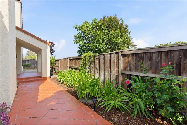 12 Riviera Circle, Redwood City, CA 94065