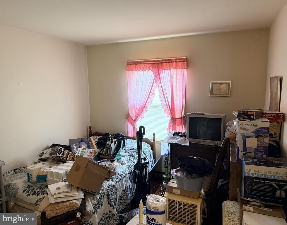 Image 6 of property listing at 212 HAYWARD AVE, Fruitland, MD 21826