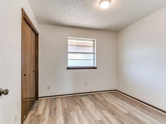 124 Oakside Drive, Moore, OK 73160