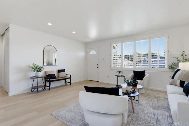 6954 Ballinger, San Diego, CA 92119