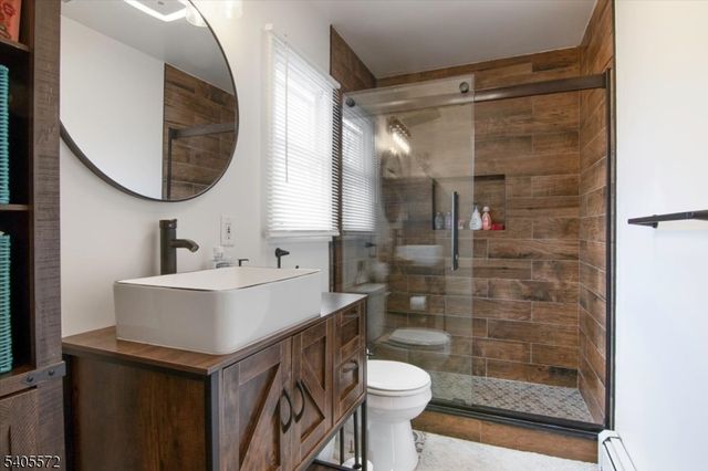 21 Beacon Rd, Hopatcong Boro, NJ 07843