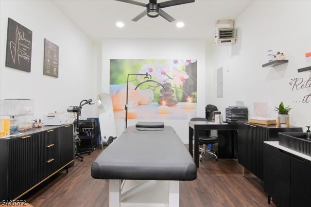 21 Beacon Rd, Hopatcong Boro, NJ 07843