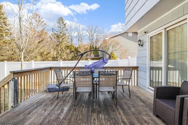 21 Beacon Rd, Hopatcong Boro, NJ 07843
