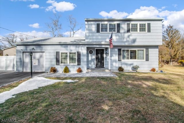 21 Beacon Rd, Hopatcong Boro, NJ 07843