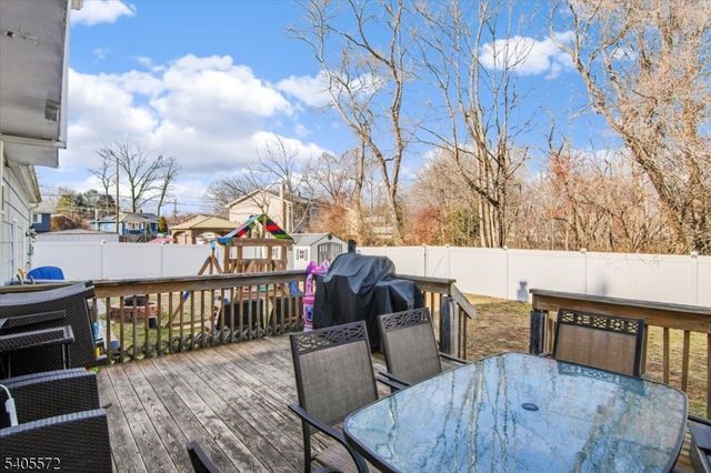 21 Beacon Rd, Hopatcong Boro, NJ 07843