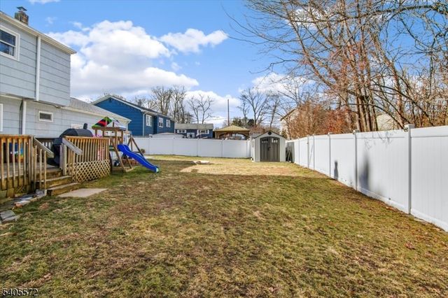 21 Beacon Rd, Hopatcong Boro, NJ 07843