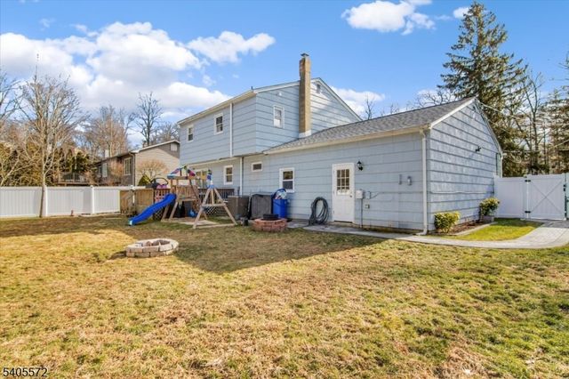 21 Beacon Rd, Hopatcong Boro, NJ 07843