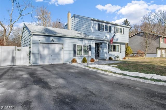 21 Beacon Rd, Hopatcong Boro, NJ 07843