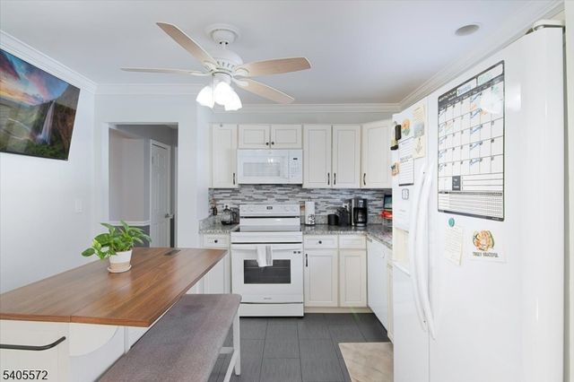 21 Beacon Rd, Hopatcong Boro, NJ 07843