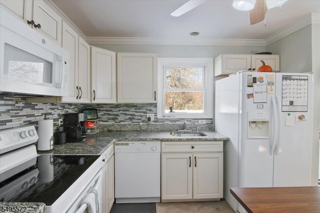 21 Beacon Rd, Hopatcong Boro, NJ 07843