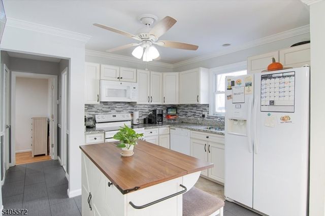 21 Beacon Rd, Hopatcong Boro, NJ 07843