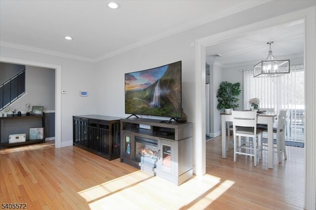 21 Beacon Rd, Hopatcong Boro, NJ 07843