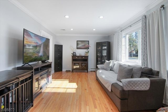 21 Beacon Rd, Hopatcong Boro, NJ 07843