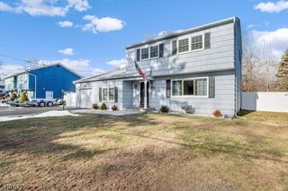 21 Beacon Rd, Hopatcong Boro, NJ 07843