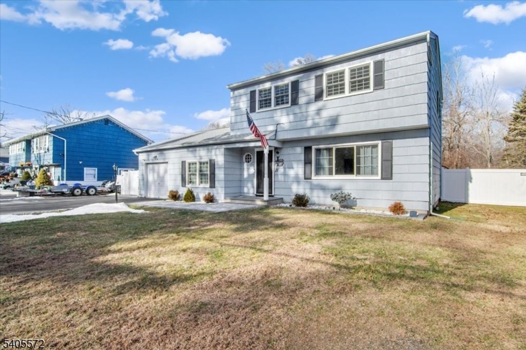 21 Beacon Rd, Hopatcong Boro, NJ 07843