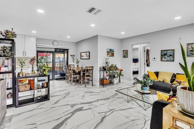 6781 Franklin St, Hollywood, FL 33024