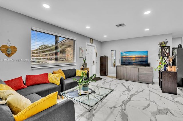 6781 Franklin St, Hollywood, FL 33024