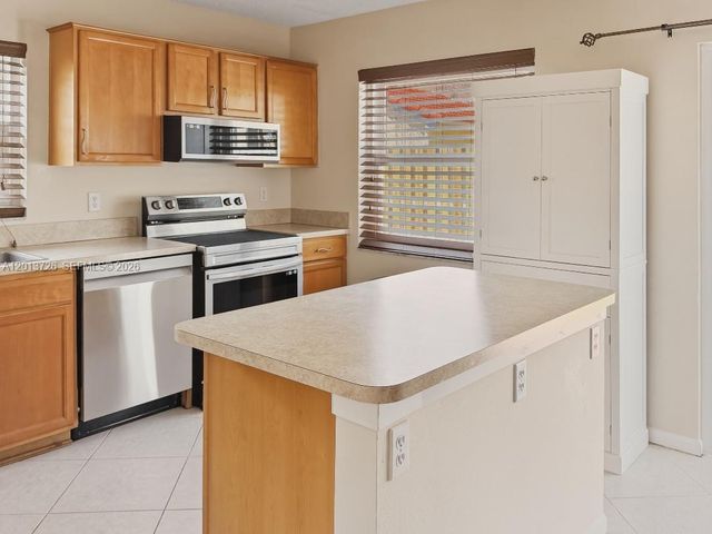 6001 NW 43rd Ter, Coconut Creek, FL 33073