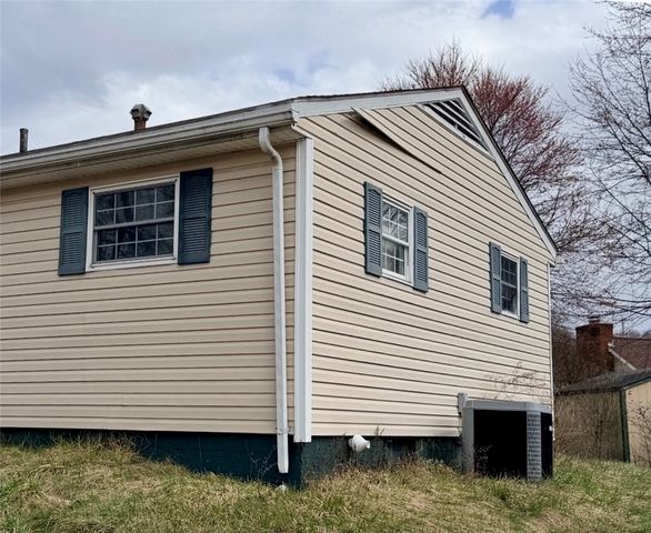 25 Lincoln Ave, Wheatland, PA 16161