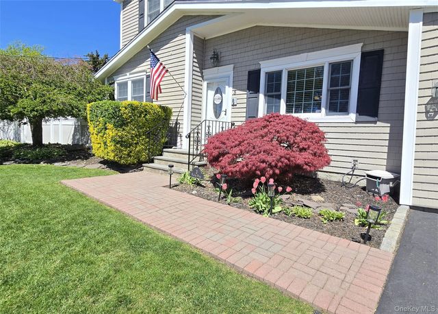 3 Martin Place, Farmingville, NY 11738