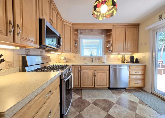 3 Martin Place, Farmingville, NY 11738