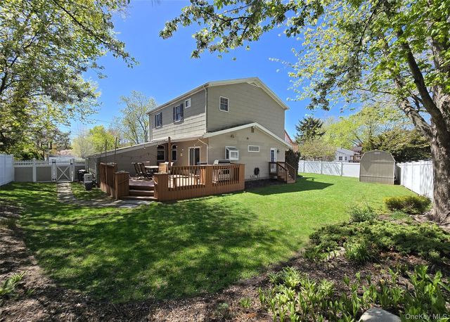 3 Martin Place, Farmingville, NY 11738