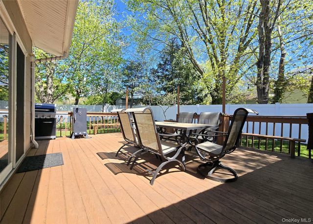 3 Martin Place, Farmingville, NY 11738