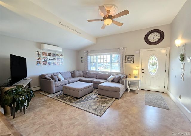 3 Martin Place, Farmingville, NY 11738
