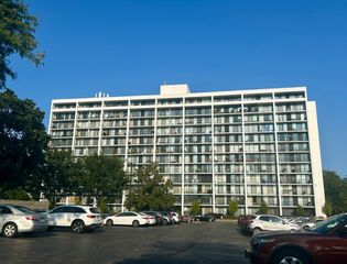 2005 S FINLEY Road 612, Lombard, IL 60148