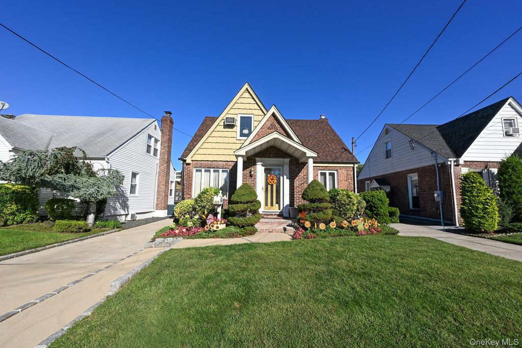 233 Cleveland Street, Franklin Square, NY 11010 — exterior