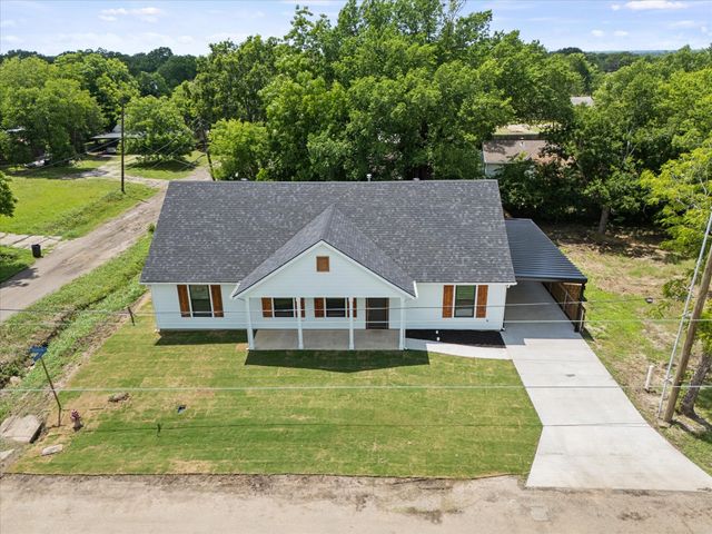 108 S Manson Street, Wolfe City, TX 75496