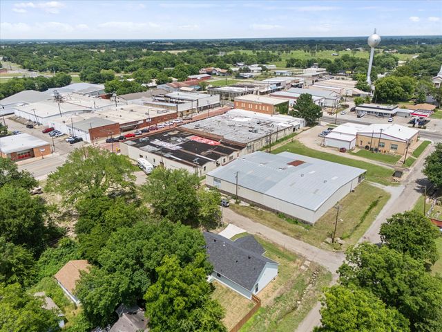 108 S Manson Street, Wolfe City, TX 75496