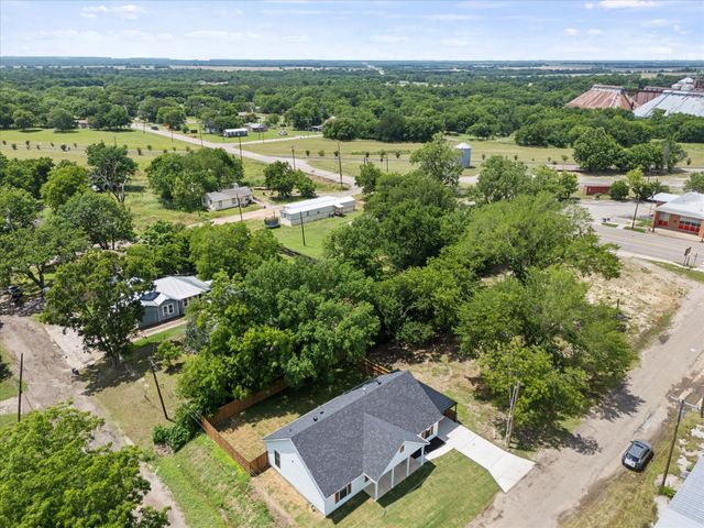 108 S Manson Street, Wolfe City, TX 75496