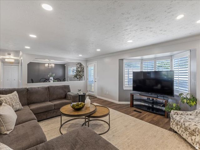 9135 S MORNINGVIEW DR, Sandy, UT 84094