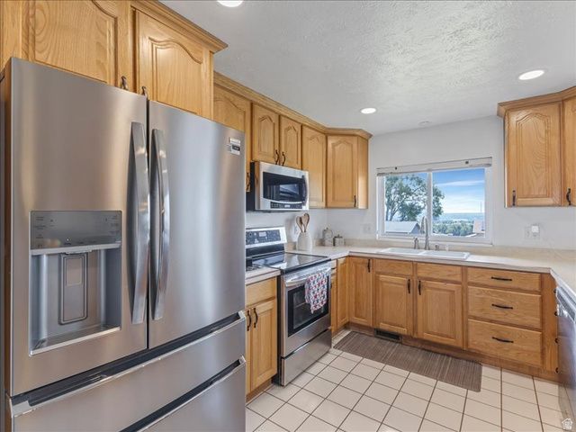 9135 S MORNINGVIEW DR, Sandy, UT 84094