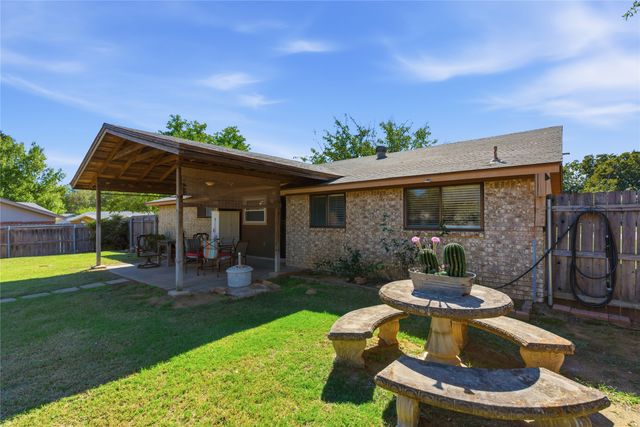 900 Meadowlark Drive, Mansfield, TX 76063