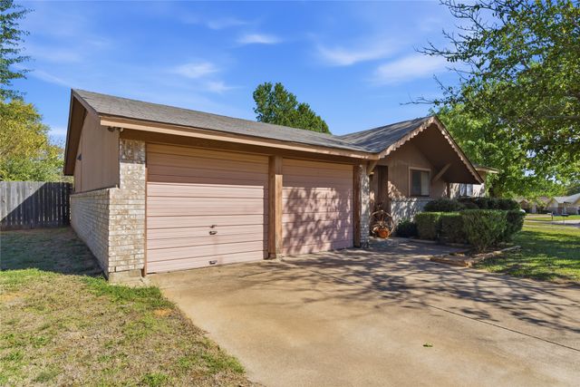 900 Meadowlark Drive, Mansfield, TX 76063