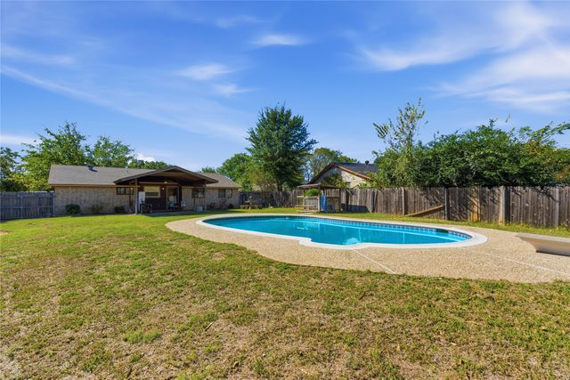 900 Meadowlark Drive, Mansfield, TX 76063