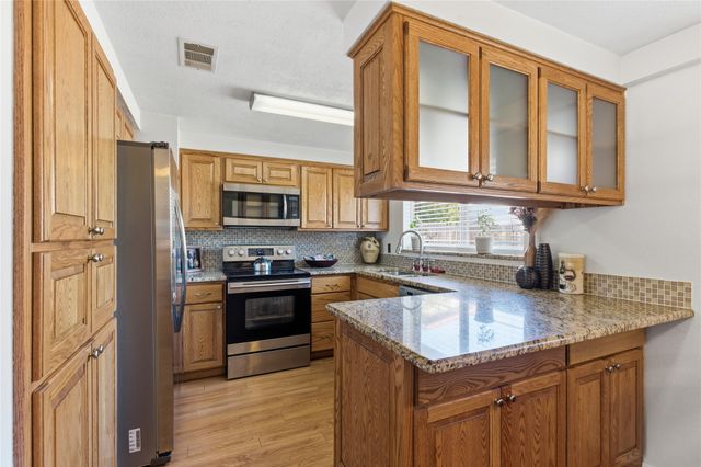 900 Meadowlark Drive, Mansfield, TX 76063