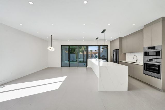 1525 NE 15th Ave, Fort Lauderdale, FL 33304