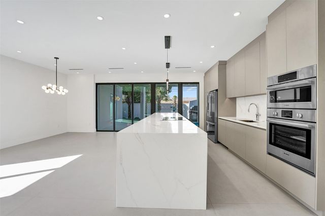 1525 NE 15th Ave, Fort Lauderdale, FL 33304