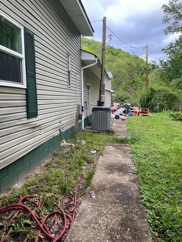 395 High Rock Road, Hazard, KY 41701